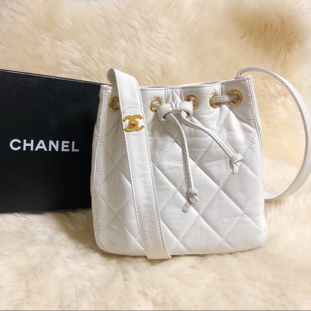 ❤️CHANEL❤️ WHITE BUCKET BAG - Picture 2 of 15